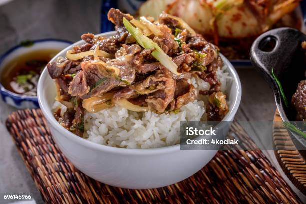 おいしい焼肉漬け醤油とニンニク生姜ご飯の上 - 丼物のストックフォトや画像を多数ご用意 - 丼物, 牛肉, ご飯茶碗