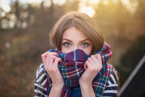 grüne augen - neckscarf stock-fotos und bilder