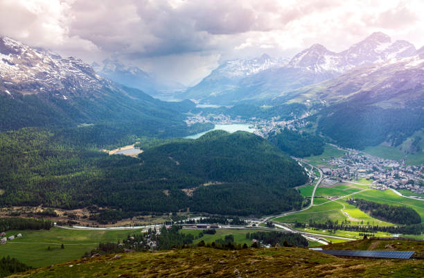 vista da muottas muragl, suíça - paragliding engadine mountain switzerland - fotografias e filmes do acervo