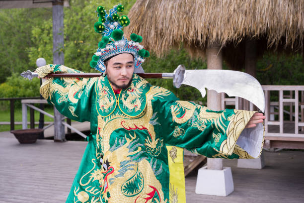 hombre chino en traje típico con la espada al aire libre - 20s standing one man only sword fotografías e imágenes de stock