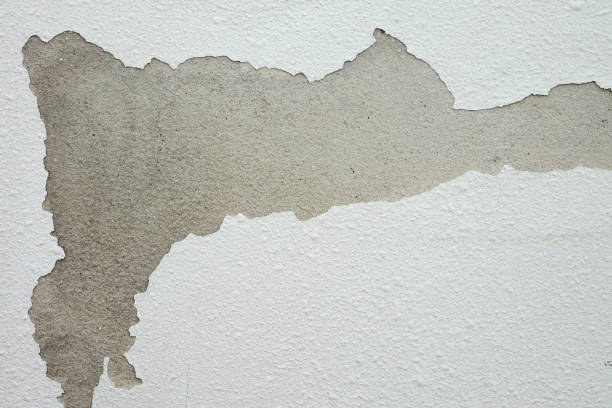 istock White walls with peeling paint Textured background 696175254