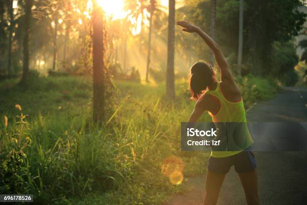 Junge Weibliche Läufer Aufwärmen Vor Laufen Am Morgen Waldweg Stockfoto und mehr Bilder von Dehnen