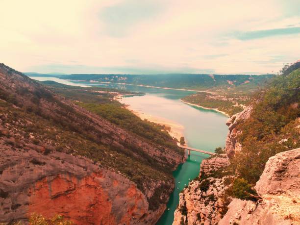 панорамный вид, сцена каньона вердон во франции - france verdon river scenics bridge стоковые фото и изображения
