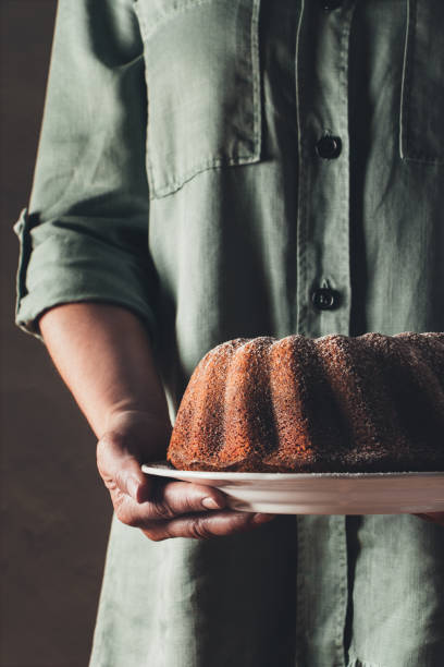 ブント ・ ケーキを提供 - bread bakery women cake ストックフォトと画像