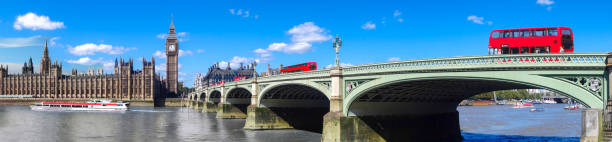 イングランド、英国でビッグ ・ ベンに対して橋の赤バスでロンドン パノラマ - steeple spire national landmark famous place ストックフォトと画像