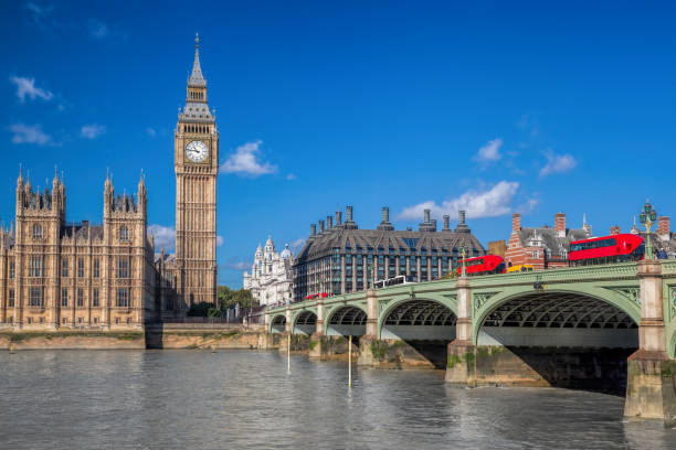 ロンドン、イングランド、英国でビッグ ・ ベンに対して赤バス - steeple spire national landmark famous place ストックフォトと画像