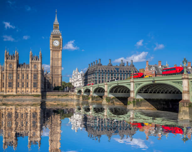 ロンドン、イングランド、英国でビッグ ・ ベンに対して赤バス - steeple spire national landmark famous place ストックフォトと画像