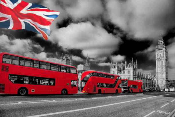 ロンドン、イング�ランド、英国でビッグ ・ ベンに対して赤バス - steeple spire national landmark famous place ストックフォトと画像