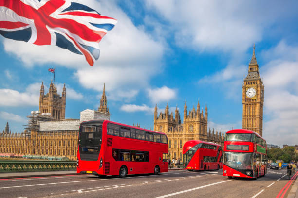 ロンドン、イングランド、英国でビッグ ・ ベンに対して赤バス - steeple spire national landmark famous place ストックフォトと画像