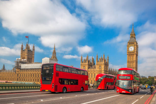 лондон с красными автобусами против биг-бена в англии, великобритания - steeple spire national landmark famous place стоковые фото и изображения
