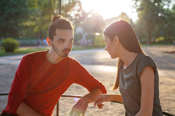 jeune couple à l'extérieur - studygroup photos et images de collection