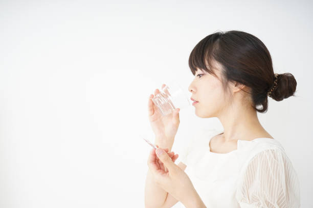 wanita muda minum obat oral - vitamin foto potret stok, foto, & gambar bebas royalti