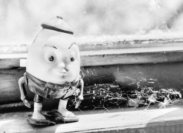 humpty dumpty toy old - humpty dumpty imagens e fotografias de stock