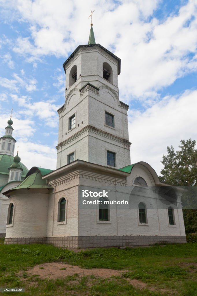 Campanario De La Iglesia De St Príncipe Vladimir En Krasavino Distrito De  Veliky Ustyug Foto de stock y más banco de imágenes de Aguja - Chapitel -  iStock
