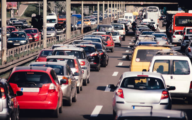 高速道路の道路交通渋滞の車を折りたたむ - land vehicle multiple lane highway driving traffic ストックフォトと画像