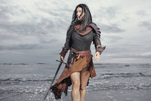 mujer de viking de pelo oscuro en el mar al atardecer - chainmail fotografías e imágenes de stock