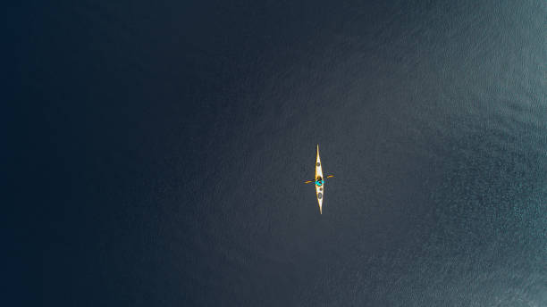 vista aérea de kayak en el lago en las montañas de la mujer - recreational boat fotos fotografías e imágenes de stock