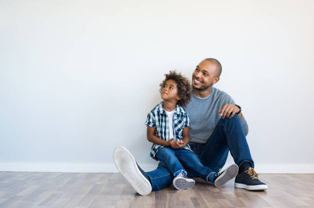 padre e figlio pensano - padre single foto e immagini stock