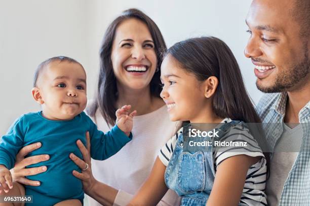 Familia Que Se Divierte Con Los Niños Foto de stock y más banco de imágenes de Familia - Familia, Grupo multiétnico, Bebé
