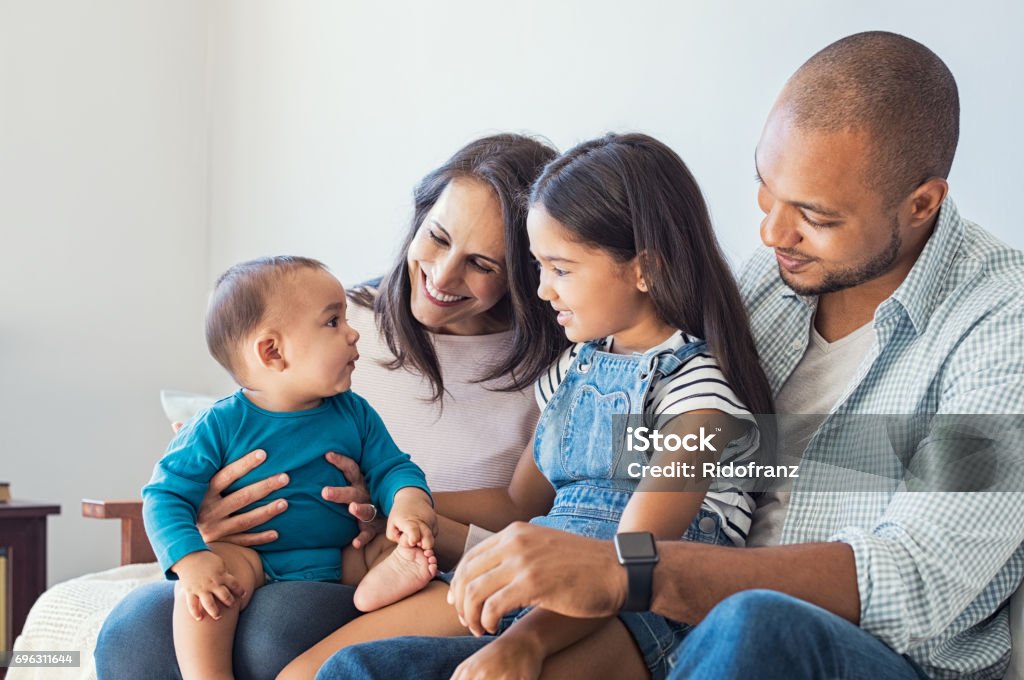 Familie mit Baby spielen - Lizenzfrei Familie Stock-Foto
