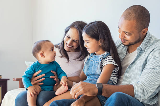 familie mit baby spielen - familie mit zwei kindern stock-fotos und bilder