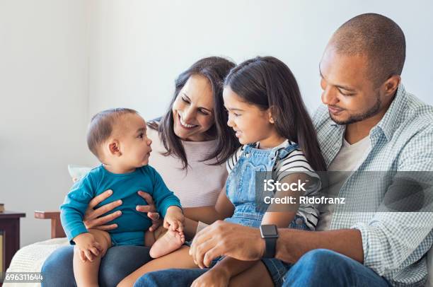 Familie Mit Baby Spielen Stockfoto und mehr Bilder von Familie - Familie, Multikulturelle Gruppe, Baby