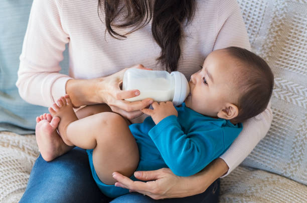 säugling trinkmilch - babysitter stock-fotos und bilder