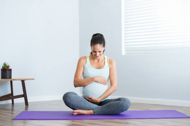 embarazo yoga ejercicio - human pregnancy yoga exercising prenatal care fotografías e imágenes de stock
