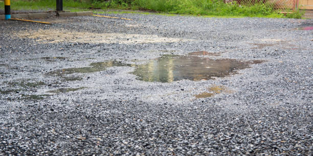 дорога плохого качества с выбоинами и лужами - pot hole street car hole стоковые фото и изображения