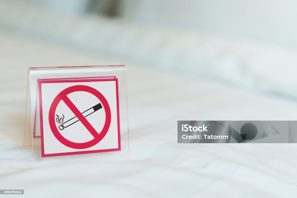 Rökning förbjuden-skylt inne i rummet på hotellet - Royaltyfri Förbjuden Bildbanksbilder