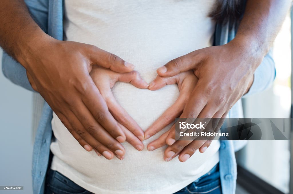 Paar Hände auf Babybauch - Lizenzfrei Schwanger Stock-Foto