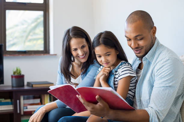 parents à la recherche de fille cahier d’exercices - family reading african descent book photos et images de collection