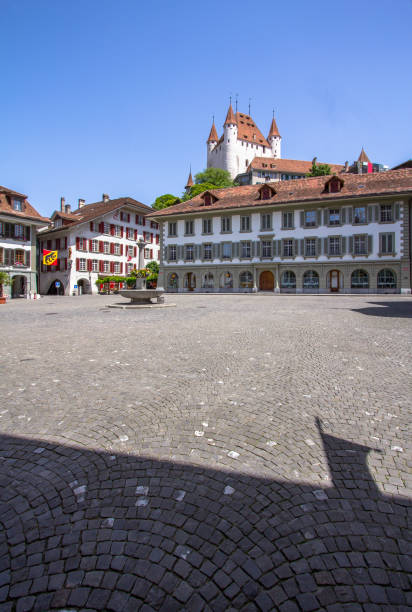 vista nel centro storico di thun, in svizzera - thun cityscape famous place switzerland foto e immagini stock