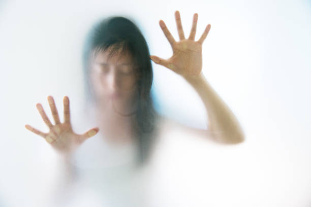 女性の手ジェスチャーの恐怖曇らされたガラスの背後にあります。 - trapped horror fog human hand ストックフォトと画像