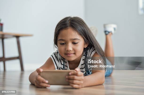 Kleines Mädchen Mit Handy Stockfoto und mehr Bilder von Kind - Kind, Am Telefon, Spielen