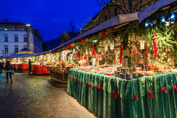 trento w: christmas, piazza fiera - italy - prowincja trydent zdjęcia i obrazy z banku zdjęć