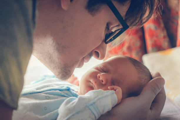 padre con el bebé recién nacido - simplicity purity joy new life fotografías e imágenes de stock