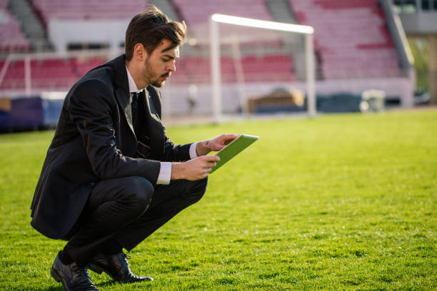manager con tablet digitale - strategy coach soccer digital tablet foto e immagini stock
