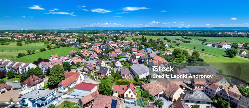 Panorama aérea de Eschau, uma aldeia perto de Estrasburgo - Est Grand, França - Foto de stock de Aldeia royalty-free