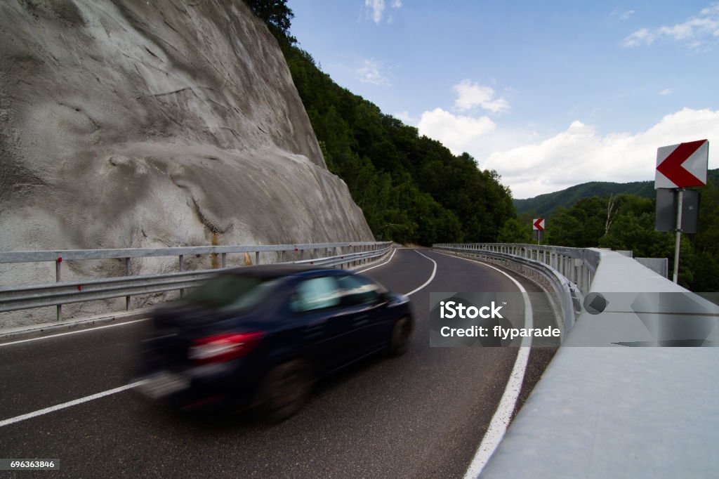 coche negro en el camino de la montaña escarpada - Foto de stock de Actividad móvil general libre de derechos