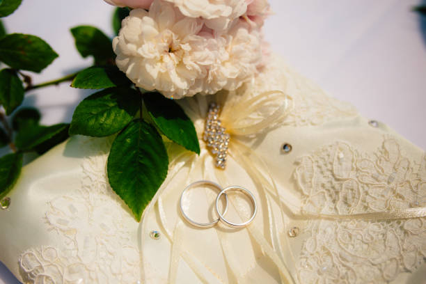 anillos de bodas de una recién casada pareja sobre un cojín para los anillos - heart shape pillow cushion textile fotografías e imágenes de stock