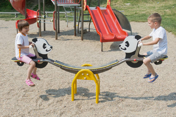 diversão no parque - child swing swinging balance - fotografias e filmes do acervo