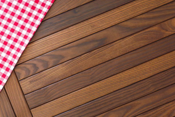 fondo de madera con mantel a cuadros rojo y blanco - kitchen cloth fotografías e imágenes de stock