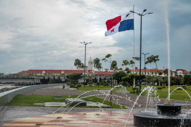 фонтан в панама-сити с флагом страны и каско вьехо (старый город) на заднем плане - панама-сити, панама - ranchos de taos стоковые фото и изображения