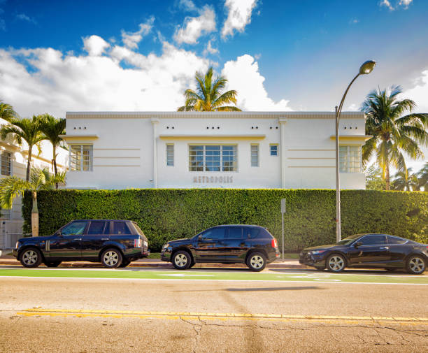 miami south beach metropolis condos behing large hedge and parked cars - art deco miami florida florida apartment imagens e fotografias de stock