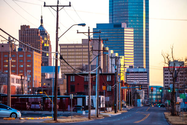 oklahoma city bei sonnenuntergang - oklahoma city oklahoma city urban scene stock-fotos und bilder