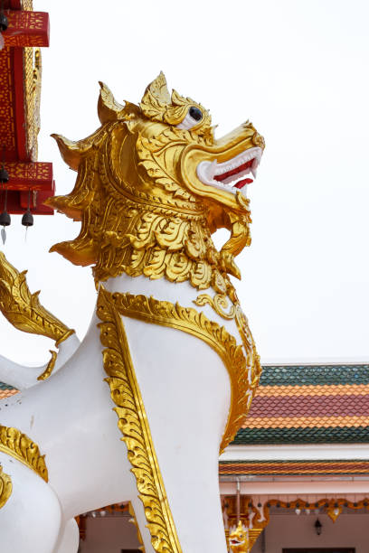 estatua del león de hermosos animales antiguos - burmese culture myanmar gold lion fotografías e imágenes de stock