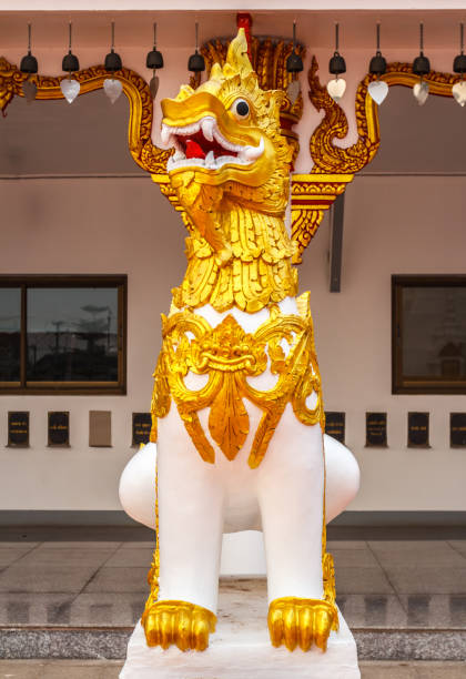 estatua del león de hermosos animales antiguos - burmese culture myanmar gold lion fotografías e imágenes de stock