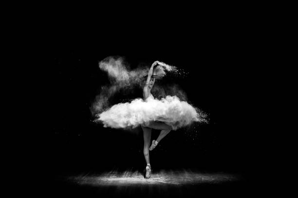 bella ballerina, ballando con polvere sul palco - scuro immagine foto e immagini stock