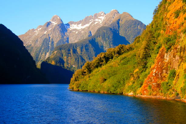 majestic doubtful sound fjord, idyllische fiordland landschaft, south neuseeland panorama - te anau stock-fotos und bilder